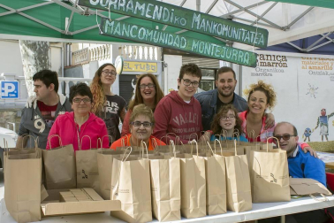 La mañana del 21 de abril, Lodosa acogió una Feria de Sostenibilidad Ambiental con exposiciones, talleres y charlas que se desarrollaron en el Paseo. La feria, que estuvo organizada por Ibaialde Ikastola, contó con la colaboración del Ayuntamiento de Lodosa, el Consorcio turístico de Tierra Estella, Teder y la Mancomunidad de Montejurra.