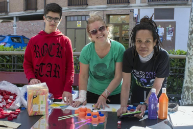 La mañana del 21 de abril, Lodosa acogió una Feria de Sostenibilidad Ambiental con exposiciones, talleres y charlas que se desarrollaron en el Paseo. La feria, que estuvo organizada por Ibaialde Ikastola, contó con la colaboración del Ayuntamiento de Lodosa, el Consorcio turístico de Tierra Estella, Teder y la Mancomunidad de Montejurra.