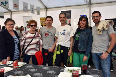 El viernes 20 de abril, a las siete y media de la tarde, los tudelanos disfrutaron del inicio de las Fiestas de la Verdura de 2018. La celebración comenzó con el disparo realizado junto a la carpa de la Orden del Volatín, en el paseo del Queiles. Tras el cohete, se abrió la primera degustación de estas jornadas gastronómicas en la misma carpa.