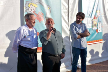 El viernes 20 de abril, a las siete y media de la tarde, los tudelanos disfrutaron del inicio de las Fiestas de la Verdura de 2018. La celebración comenzó con el disparo realizado junto a la carpa de la Orden del Volatín, en el paseo del Queiles. Tras el cohete, se abrió la primera degustación de estas jornadas gastronómicas en la misma carpa.