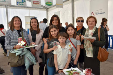 El viernes 20 de abril, a las siete y media de la tarde, los tudelanos disfrutaron del inicio de las Fiestas de la Verdura de 2018. La celebración comenzó con el disparo realizado junto a la carpa de la Orden del Volatín, en el paseo del Queiles. Tras el cohete, se abrió la primera degustación de estas jornadas gastronómicas en la misma carpa.