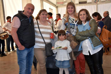 El viernes 20 de abril, a las siete y media de la tarde, los tudelanos disfrutaron del inicio de las Fiestas de la Verdura de 2018. La celebración comenzó con el disparo realizado junto a la carpa de la Orden del Volatín, en el paseo del Queiles. Tras el cohete, se abrió la primera degustación de estas jornadas gastronómicas en la misma carpa.