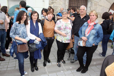 El 21 de abril, los vecinos de Aoiz dieron buena muestra de su solidaridad participando masivamente en el festival organizado por Elurte junto a otros grupos locales y en el que se recogió dinero para apoyar a la familia de Gorráiz de Arce que, recientemente, perdió su vivienda a causa de un incendio.