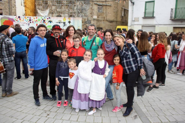 El 21 de abril, los vecinos de Aoiz dieron buena muestra de su solidaridad participando masivamente en el festival organizado por Elurte junto a otros grupos locales y en el que se recogió dinero para apoyar a la familia de Gorráiz de Arce que, recientemente, perdió su vivienda a causa de un incendio.