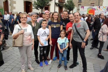 El 21 de abril, los vecinos de Aoiz dieron buena muestra de su solidaridad participando masivamente en el festival organizado por Elurte junto a otros grupos locales y en el que se recogió dinero para apoyar a la familia de Gorráiz de Arce que, recientemente, perdió su vivienda a causa de un incendio.
