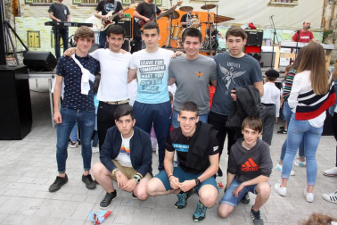 El 21 de abril, los vecinos de Aoiz dieron buena muestra de su solidaridad participando masivamente en el festival organizado por Elurte junto a otros grupos locales y en el que se recogió dinero para apoyar a la familia de Gorráiz de Arce que, recientemente, perdió su vivienda a causa de un incendio.
