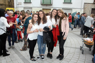 El 21 de abril, los vecinos de Aoiz dieron buena muestra de su solidaridad participando masivamente en el festival organizado por Elurte junto a otros grupos locales y en el que se recogió dinero para apoyar a la familia de Gorráiz de Arce que, recientemente, perdió su vivienda a causa de un incendio.
