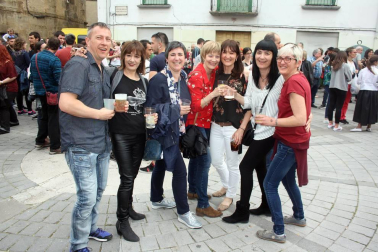 El 21 de abril, los vecinos de Aoiz dieron buena muestra de su solidaridad participando masivamente en el festival organizado por Elurte junto a otros grupos locales y en el que se recogió dinero para apoyar a la familia de Gorráiz de Arce que, recientemente, perdió su vivienda a causa de un incendio.