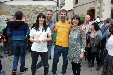 El 21 de abril, los vecinos de Aoiz dieron buena muestra de su solidaridad participando masivamente en el festival organizado por Elurte junto a otros grupos locales y en el que se recogió dinero para apoyar a la familia de Gorráiz de Arce que, recientemente, perdió su vivienda a causa de un incendio.