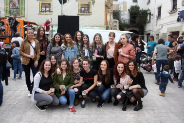 El 21 de abril, los vecinos de Aoiz dieron buena muestra de su solidaridad participando masivamente en el festival organizado por Elurte junto a otros grupos locales y en el que se recogió dinero para apoyar a la familia de Gorráiz de Arce que, recientemente, perdió su vivienda a causa de un incendio.