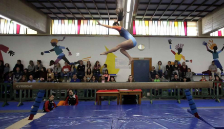 Este fin de semana se celebró la 25ª edición del trofeo de gimnasia artística en Amaya con un centenar de deportistas participantes y con un homenaje a todas las gimnastas que han pasado durante estos años por el club
