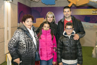 Haizea, Asociación por la danza en Navarra, cerró las actividades organizadas con motivo del Día de la Danza con la habitual Gala de teatro, que tuvo lugar un año más en el Auditorio de Barañáin. Los alumnos y alumnas de la asociación presentaron las coreografías preparadas para tal evento y compartieron el espacio con bailarines profesionales, que fueron los encargados de cerrar el espectáculo.