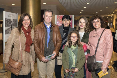 Haizea, Asociación por la danza en Navarra, cerró las actividades organizadas con motivo del Día de la Danza con la habitual Gala de teatro, que tuvo lugar un año más en el Auditorio de Barañáin. Los alumnos y alumnas de la asociación presentaron las coreografías preparadas para tal evento y compartieron el espacio con bailarines profesionales, que fueron los encargados de cerrar el espectáculo.