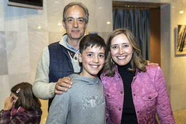 Haizea, Asociación por la danza en Navarra, cerró las actividades organizadas con motivo del Día de la Danza con la habitual Gala de teatro, que tuvo lugar un año más en el Auditorio de Barañáin. Los alumnos y alumnas de la asociación presentaron las coreografías preparadas para tal evento y compartieron el espacio con bailarines profesionales, que fueron los encargados de cerrar el espectáculo.