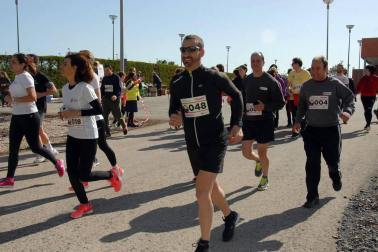 Más de cien trabajadores de 21 empresas navarras participaron en una carrera solidaria el 28 de abril con motivo del Día Mundial de la Seguridad y la Salud en el Trabajo. Bajo el nombre '1ª Carrera por la Seguridad Laboral', la prueba estuvo organizada por Rockwool, internacional presente en tres continentes y con una planta en Caparroso, y contó con la colaboración de la Fundación Industrial Navarra (FIN). Además de buscar aumentar la sensibilización en este ámbito, la carrera sirvió para recoger fondos con destino a la asociación Ibili.