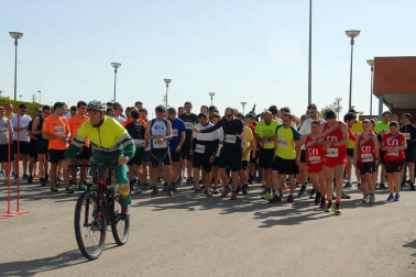Más de cien trabajadores de 21 empresas navarras participaron en una carrera solidaria el 28 de abril con motivo del Día Mundial de la Seguridad y la Salud en el Trabajo. Bajo el nombre '1ª Carrera por la Seguridad Laboral', la prueba estuvo organizada por Rockwool, internacional presente en tres continentes y con una planta en Caparroso, y contó con la colaboración de la Fundación Industrial Navarra (FIN). Además de buscar aumentar la sensibilización en este ámbito, la carrera sirvió para recoger fondos con destino a la asociación Ibili.
