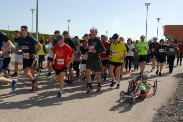 Más de cien trabajadores de 21 empresas navarras participaron en una carrera solidaria el 28 de abril con motivo del Día Mundial de la Seguridad y la Salud en el Trabajo. Bajo el nombre '1ª Carrera por la Seguridad Laboral', la prueba estuvo organizada por Rockwool, internacional presente en tres continentes y con una planta en Caparroso, y contó con la colaboración de la Fundación Industrial Navarra (FIN). Además de buscar aumentar la sensibilización en este ámbito, la carrera sirvió para recoger fondos con destino a la asociación Ibili.