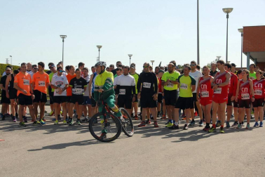 Más de cien trabajadores de 21 empresas navarras participaron en una carrera solidaria el 28 de abril con motivo del Día Mundial de la Seguridad y la Salud en el Trabajo. Bajo el nombre '1ª Carrera por la Seguridad Laboral', la prueba estuvo organizada por Rockwool, internacional presente en tres continentes y con una planta en Caparroso, y contó con la colaboración de la Fundación Industrial Navarra (FIN). Además de buscar aumentar la sensibilización en este ámbito, la carrera sirvió para recoger fondos con destino a la asociación Ibili.