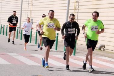 Más de cien trabajadores de 21 empresas navarras participaron en una carrera solidaria el 28 de abril con motivo del Día Mundial de la Seguridad y la Salud en el Trabajo. Bajo el nombre '1ª Carrera por la Seguridad Laboral', la prueba estuvo organizada por Rockwool, internacional presente en tres continentes y con una planta en Caparroso, y contó con la colaboración de la Fundación Industrial Navarra (FIN). Además de buscar aumentar la sensibilización en este ámbito, la carrera sirvió para recoger fondos con destino a la asociación Ibili.