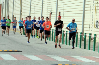 Más de cien trabajadores de 21 empresas navarras participaron en una carrera solidaria el 28 de abril con motivo del Día Mundial de la Seguridad y la Salud en el Trabajo. Bajo el nombre '1ª Carrera por la Seguridad Laboral', la prueba estuvo organizada por Rockwool, internacional presente en tres continentes y con una planta en Caparroso, y contó con la colaboración de la Fundación Industrial Navarra (FIN). Además de buscar aumentar la sensibilización en este ámbito, la carrera sirvió para recoger fondos con destino a la asociación Ibili.
