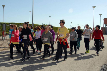 Más de cien trabajadores de 21 empresas navarras participaron en una carrera solidaria el 28 de abril con motivo del Día Mundial de la Seguridad y la Salud en el Trabajo. Bajo el nombre '1ª Carrera por la Seguridad Laboral', la prueba estuvo organizada por Rockwool, internacional presente en tres continentes y con una planta en Caparroso, y contó con la colaboración de la Fundación Industrial Navarra (FIN). Además de buscar aumentar la sensibilización en este ámbito, la carrera sirvió para recoger fondos con destino a la asociación Ibili.
