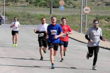 Más de cien trabajadores de 21 empresas navarras participaron en una carrera solidaria el 28 de abril con motivo del Día Mundial de la Seguridad y la Salud en el Trabajo. Bajo el nombre '1ª Carrera por la Seguridad Laboral', la prueba estuvo organizada por Rockwool, internacional presente en tres continentes y con una planta en Caparroso, y contó con la colaboración de la Fundación Industrial Navarra (FIN). Además de buscar aumentar la sensibilización en este ámbito, la carrera sirvió para recoger fondos con destino a la asociación Ibili.