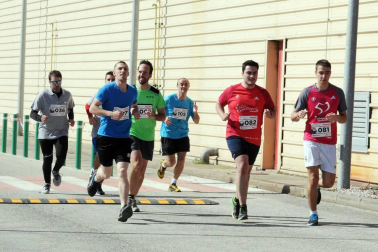 Más de cien trabajadores de 21 empresas navarras participaron en una carrera solidaria el 28 de abril con motivo del Día Mundial de la Seguridad y la Salud en el Trabajo. Bajo el nombre '1ª Carrera por la Seguridad Laboral', la prueba estuvo organizada por Rockwool, internacional presente en tres continentes y con una planta en Caparroso, y contó con la colaboración de la Fundación Industrial Navarra (FIN). Además de buscar aumentar la sensibilización en este ámbito, la carrera sirvió para recoger fondos con destino a la asociación Ibili.