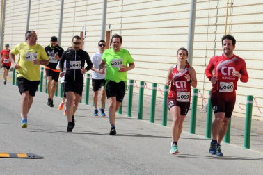 Más de cien trabajadores de 21 empresas navarras participaron en una carrera solidaria el 28 de abril con motivo del Día Mundial de la Seguridad y la Salud en el Trabajo. Bajo el nombre '1ª Carrera por la Seguridad Laboral', la prueba estuvo organizada por Rockwool, internacional presente en tres continentes y con una planta en Caparroso, y contó con la colaboración de la Fundación Industrial Navarra (FIN). Además de buscar aumentar la sensibilización en este ámbito, la carrera sirvió para recoger fondos con destino a la asociación Ibili.