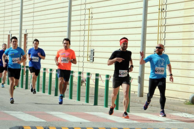 Más de cien trabajadores de 21 empresas navarras participaron en una carrera solidaria el 28 de abril con motivo del Día Mundial de la Seguridad y la Salud en el Trabajo. Bajo el nombre '1ª Carrera por la Seguridad Laboral', la prueba estuvo organizada por Rockwool, internacional presente en tres continentes y con una planta en Caparroso, y contó con la colaboración de la Fundación Industrial Navarra (FIN). Además de buscar aumentar la sensibilización en este ámbito, la carrera sirvió para recoger fondos con destino a la asociación Ibili.