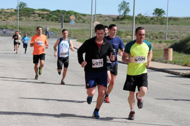 Más de cien trabajadores de 21 empresas navarras participaron en una carrera solidaria el 28 de abril con motivo del Día Mundial de la Seguridad y la Salud en el Trabajo. Bajo el nombre '1ª Carrera por la Seguridad Laboral', la prueba estuvo organizada por Rockwool, internacional presente en tres continentes y con una planta en Caparroso, y contó con la colaboración de la Fundación Industrial Navarra (FIN). Además de buscar aumentar la sensibilización en este ámbito, la carrera sirvió para recoger fondos con destino a la asociación Ibili.