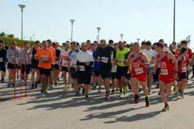Más de cien trabajadores de 21 empresas navarras participaron en una carrera solidaria el 28 de abril con motivo del Día Mundial de la Seguridad y la Salud en el Trabajo. Bajo el nombre '1ª Carrera por la Seguridad Laboral', la prueba estuvo organizada por Rockwool, internacional presente en tres continentes y con una planta en Caparroso, y contó con la colaboración de la Fundación Industrial Navarra (FIN). Además de buscar aumentar la sensibilización en este ámbito, la carrera sirvió para recoger fondos con destino a la asociación Ibili.