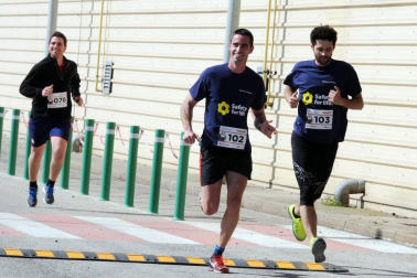 Más de cien trabajadores de 21 empresas navarras participaron en una carrera solidaria el 28 de abril con motivo del Día Mundial de la Seguridad y la Salud en el Trabajo. Bajo el nombre '1ª Carrera por la Seguridad Laboral', la prueba estuvo organizada por Rockwool, internacional presente en tres continentes y con una planta en Caparroso, y contó con la colaboración de la Fundación Industrial Navarra (FIN). Además de buscar aumentar la sensibilización en este ámbito, la carrera sirvió para recoger fondos con destino a la asociación Ibili.