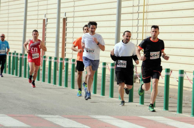 Más de cien trabajadores de 21 empresas navarras participaron en una carrera solidaria el 28 de abril con motivo del Día Mundial de la Seguridad y la Salud en el Trabajo. Bajo el nombre '1ª Carrera por la Seguridad Laboral', la prueba estuvo organizada por Rockwool, internacional presente en tres continentes y con una planta en Caparroso, y contó con la colaboración de la Fundación Industrial Navarra (FIN). Además de buscar aumentar la sensibilización en este ámbito, la carrera sirvió para recoger fondos con destino a la asociación Ibili.