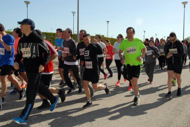 Más de cien trabajadores de 21 empresas navarras participaron en una carrera solidaria el 28 de abril con motivo del Día Mundial de la Seguridad y la Salud en el Trabajo. Bajo el nombre '1ª Carrera por la Seguridad Laboral', la prueba estuvo organizada por Rockwool, internacional presente en tres continentes y con una planta en Caparroso, y contó con la colaboración de la Fundación Industrial Navarra (FIN). Además de buscar aumentar la sensibilización en este ámbito, la carrera sirvió para recoger fondos con destino a la asociación Ibili.