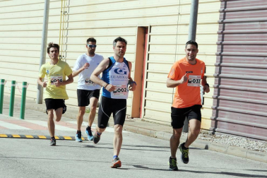 Más de cien trabajadores de 21 empresas navarras participaron en una carrera solidaria el 28 de abril con motivo del Día Mundial de la Seguridad y la Salud en el Trabajo. Bajo el nombre '1ª Carrera por la Seguridad Laboral', la prueba estuvo organizada por Rockwool, internacional presente en tres continentes y con una planta en Caparroso, y contó con la colaboración de la Fundación Industrial Navarra (FIN). Además de buscar aumentar la sensibilización en este ámbito, la carrera sirvió para recoger fondos con destino a la asociación Ibili.