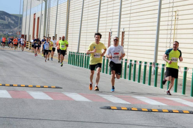 Más de cien trabajadores de 21 empresas navarras participaron en una carrera solidaria el 28 de abril con motivo del Día Mundial de la Seguridad y la Salud en el Trabajo. Bajo el nombre '1ª Carrera por la Seguridad Laboral', la prueba estuvo organizada por Rockwool, internacional presente en tres continentes y con una planta en Caparroso, y contó con la colaboración de la Fundación Industrial Navarra (FIN). Además de buscar aumentar la sensibilización en este ámbito, la carrera sirvió para recoger fondos con destino a la asociación Ibili.