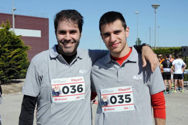 Más de cien trabajadores de 21 empresas navarras participaron en una carrera solidaria el 28 de abril con motivo del Día Mundial de la Seguridad y la Salud en el Trabajo. Bajo el nombre '1ª Carrera por la Seguridad Laboral', la prueba estuvo organizada por Rockwool, internacional presente en tres continentes y con una planta en Caparroso, y contó con la colaboración de la Fundación Industrial Navarra (FIN). Además de buscar aumentar la sensibilización en este ámbito, la carrera sirvió para recoger fondos con destino a la asociación Ibili.