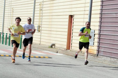 Más de cien trabajadores de 21 empresas navarras participaron en una carrera solidaria el 28 de abril con motivo del Día Mundial de la Seguridad y la Salud en el Trabajo. Bajo el nombre '1ª Carrera por la Seguridad Laboral', la prueba estuvo organizada por Rockwool, internacional presente en tres continentes y con una planta en Caparroso, y contó con la colaboración de la Fundación Industrial Navarra (FIN). Además de buscar aumentar la sensibilización en este ámbito, la carrera sirvió para recoger fondos con destino a la asociación Ibili.