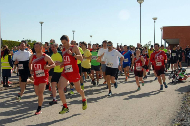 Más de cien trabajadores de 21 empresas navarras participaron en una carrera solidaria el 28 de abril con motivo del Día Mundial de la Seguridad y la Salud en el Trabajo. Bajo el nombre '1ª Carrera por la Seguridad Laboral', la prueba estuvo organizada por Rockwool, internacional presente en tres continentes y con una planta en Caparroso, y contó con la colaboración de la Fundación Industrial Navarra (FIN). Además de buscar aumentar la sensibilización en este ámbito, la carrera sirvió para recoger fondos con destino a la asociación Ibili.