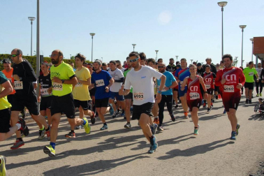 Más de cien trabajadores de 21 empresas navarras participaron en una carrera solidaria el 28 de abril con motivo del Día Mundial de la Seguridad y la Salud en el Trabajo. Bajo el nombre '1ª Carrera por la Seguridad Laboral', la prueba estuvo organizada por Rockwool, internacional presente en tres continentes y con una planta en Caparroso, y contó con la colaboración de la Fundación Industrial Navarra (FIN). Además de buscar aumentar la sensibilización en este ámbito, la carrera sirvió para recoger fondos con destino a la asociación Ibili.
