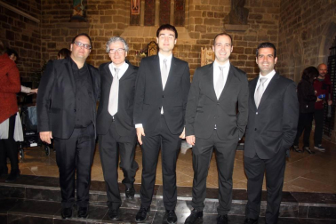 La Coral Nora celebró el domingo 29 de abril un concierto en la iglesia de los Padres Capuchinos. Un evento en el que estuvieron acompañados por el coro San Fermín Abesbatza y que supone el segundo capítulo de los actos organizados por este grupo musical con motivo de su 50 aniversario. En próximas fechas asistirán invitados al encuentro coral Musikaste de Errentería, participarán en la Misa-Homenaje a los Reyes de Navarra en Leyre e incluso viajarán a Praga, donde también darán a conocer su trabajo musical.