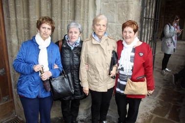 La Coral Nora celebró el domingo 29 de abril un concierto en la iglesia de los Padres Capuchinos. Un evento en el que estuvieron acompañados por el coro San Fermín Abesbatza y que supone el segundo capítulo de los actos organizados por este grupo musical con motivo de su 50 aniversario. En próximas fechas asistirán invitados al encuentro coral Musikaste de Errentería, participarán en la Misa-Homenaje a los Reyes de Navarra en Leyre e incluso viajarán a Praga, donde también darán a conocer su trabajo musical.