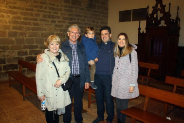 La Coral Nora celebró el domingo 29 de abril un concierto en la iglesia de los Padres Capuchinos. Un evento en el que estuvieron acompañados por el coro San Fermín Abesbatza y que supone el segundo capítulo de los actos organizados por este grupo musical con motivo de su 50 aniversario. En próximas fechas asistirán invitados al encuentro coral Musikaste de Errentería, participarán en la Misa-Homenaje a los Reyes de Navarra en Leyre e incluso viajarán a Praga, donde también darán a conocer su trabajo musical.