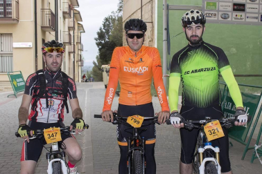 800 amantes de la bicicleta disfrutaron el 28 de abril de la décima edición de la marcha Ibaigorri BTT. Lerín se volcó un año más en los preparativos y acogió a los deportistas, llegados de diferentes poblaciones navarras y nacionales, que además de disfrutar de los paisajes naturales que rodean a esta localidad también pudieron hacerse con obsequios de los organizadores gracias a un sorteo.