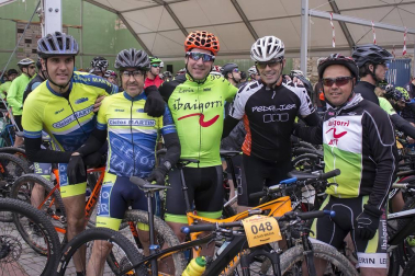 800 amantes de la bicicleta disfrutaron el 28 de abril de la décima edición de la marcha Ibaigorri BTT. Lerín se volcó un año más en los preparativos y acogió a los deportistas, llegados de diferentes poblaciones navarras y nacionales, que además de disfrutar de los paisajes naturales que rodean a esta localidad también pudieron hacerse con obsequios de los organizadores gracias a un sorteo.