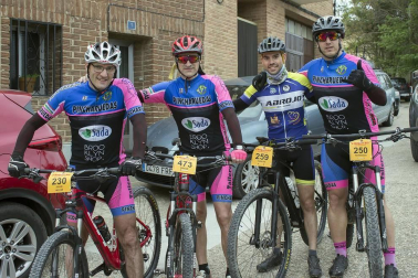 800 amantes de la bicicleta disfrutaron el 28 de abril de la décima edición de la marcha Ibaigorri BTT. Lerín se volcó un año más en los preparativos y acogió a los deportistas, llegados de diferentes poblaciones navarras y nacionales, que además de disfrutar de los paisajes naturales que rodean a esta localidad también pudieron hacerse con obsequios de los organizadores gracias a un sorteo.