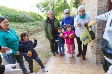 El intenso viento no impidió que cientos de tudelanos degustaran las tradicionales 'culecas'