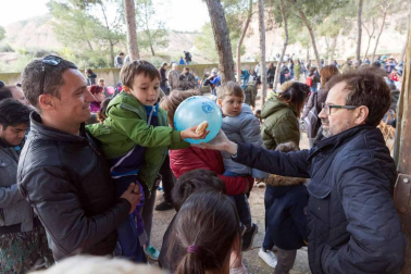 El intenso viento no impidió que cientos de tudelanos degustaran las tradicionales 'culecas'