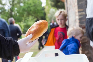 El intenso viento no impidió que cientos de tudelanos degustaran las tradicionales 'culecas'