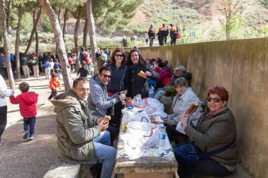 El intenso viento no impidió que cientos de tudelanos degustaran las tradicionales 'culecas'
